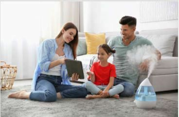 Familia junto con un humidificador para niños